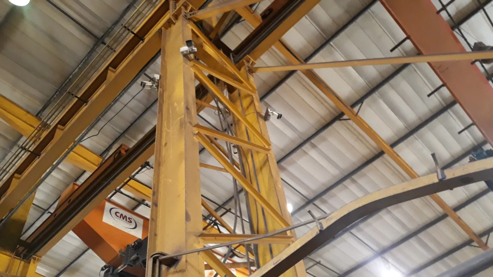 Câmara de vigilância em ambiente industrial