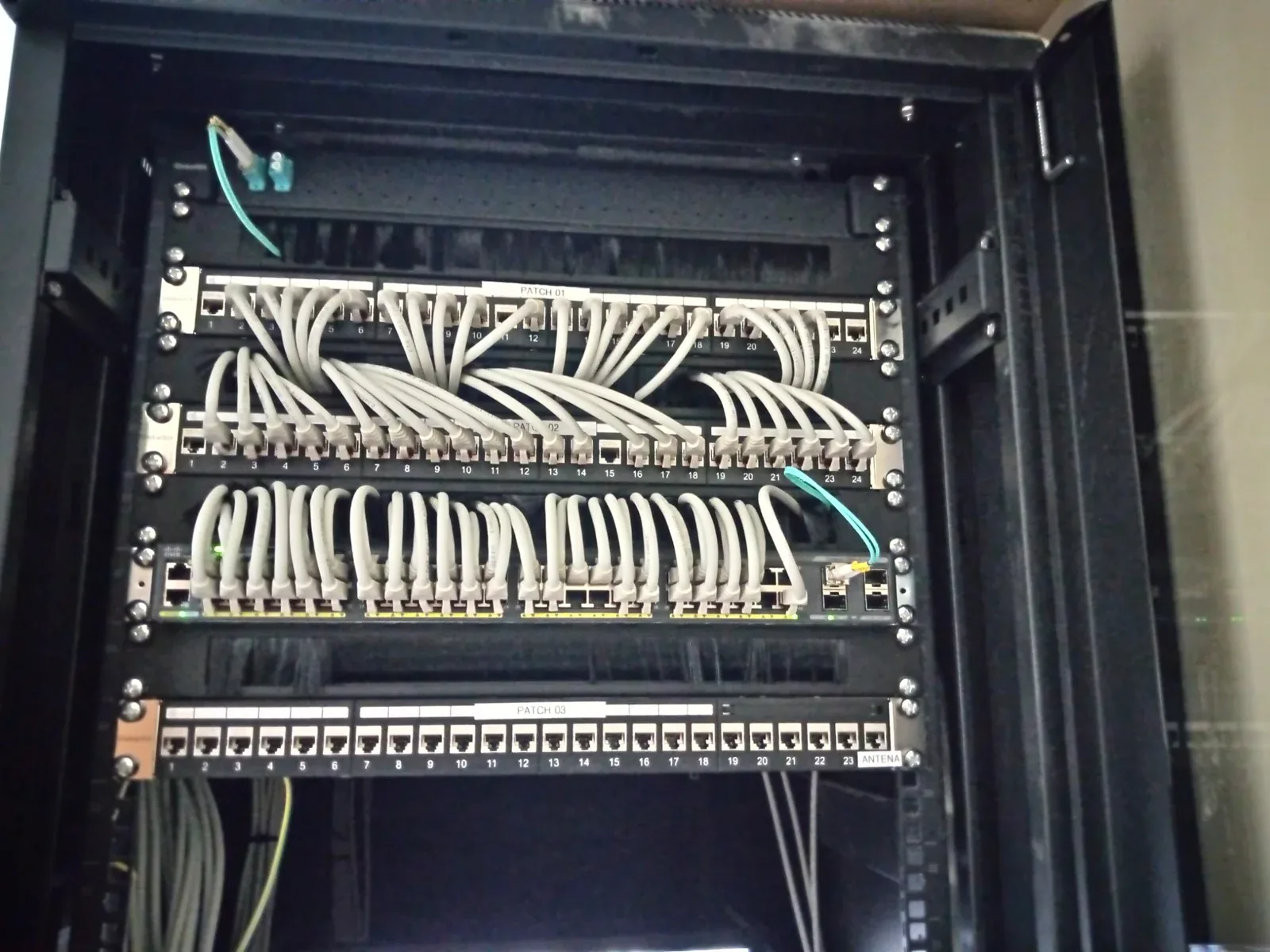 Patch panels e cablagem organizada